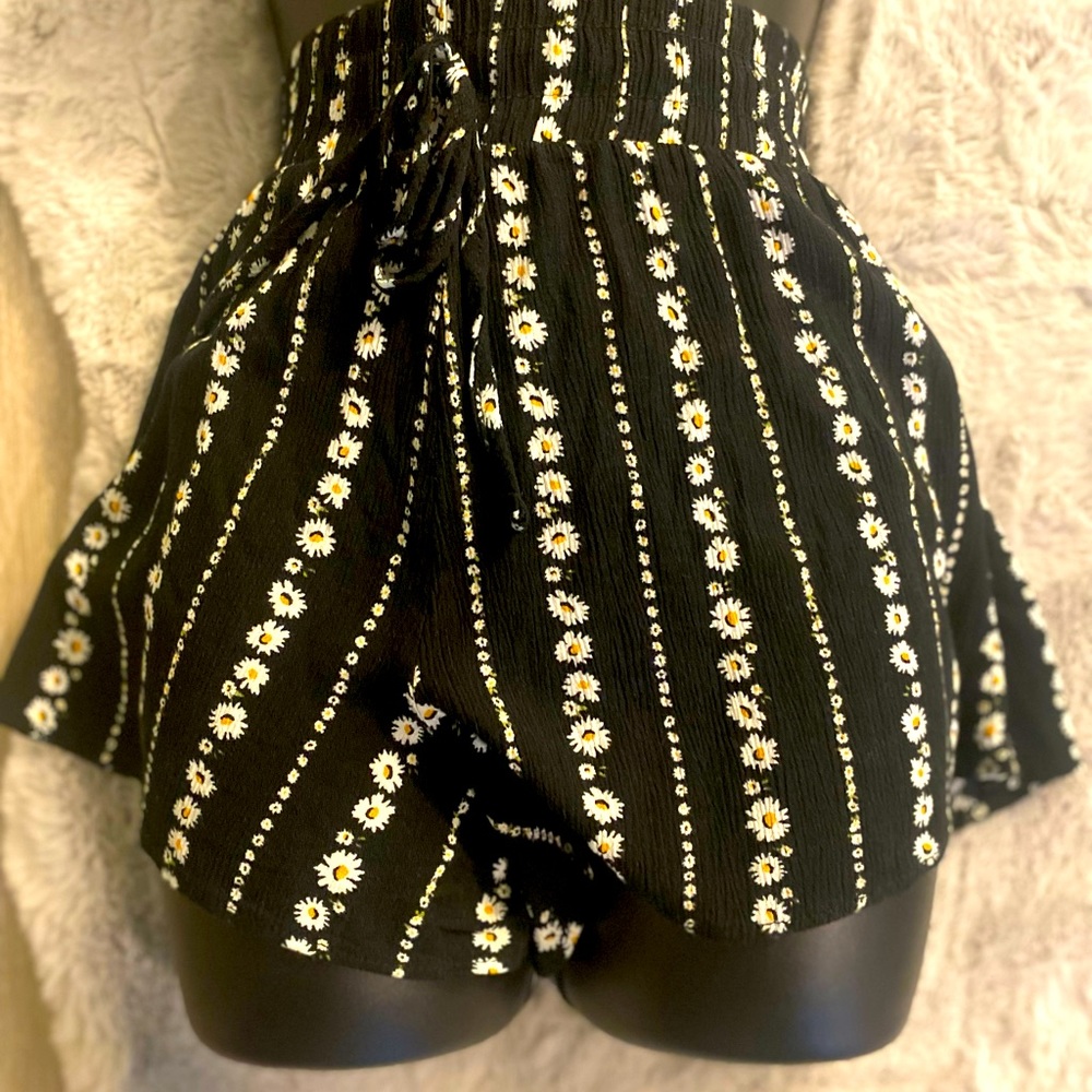 Super cute light weight short.
